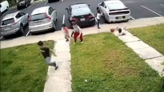 Los niños corrieron al escuchar los disparos, sin embargo, una niña de 9 años recibió un balazo que la dejó inmóvil. Foto: Captura de pantalla