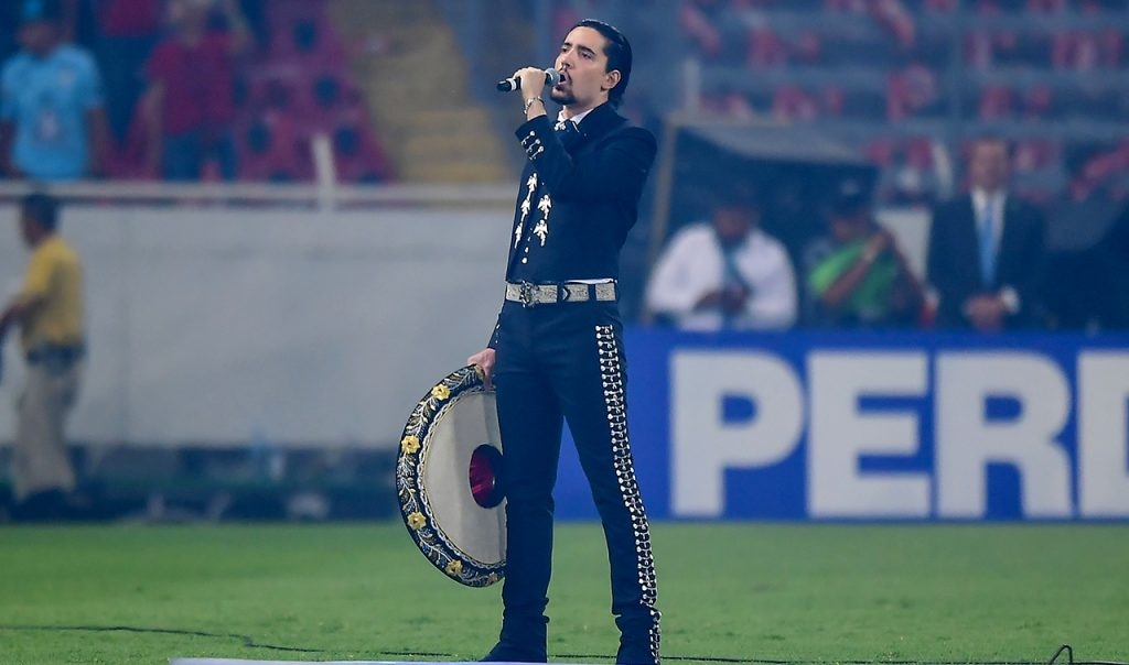 Alex Fernández fue duramente criticado por su forma de cantar el Himno Nacional. Foto: Twitter