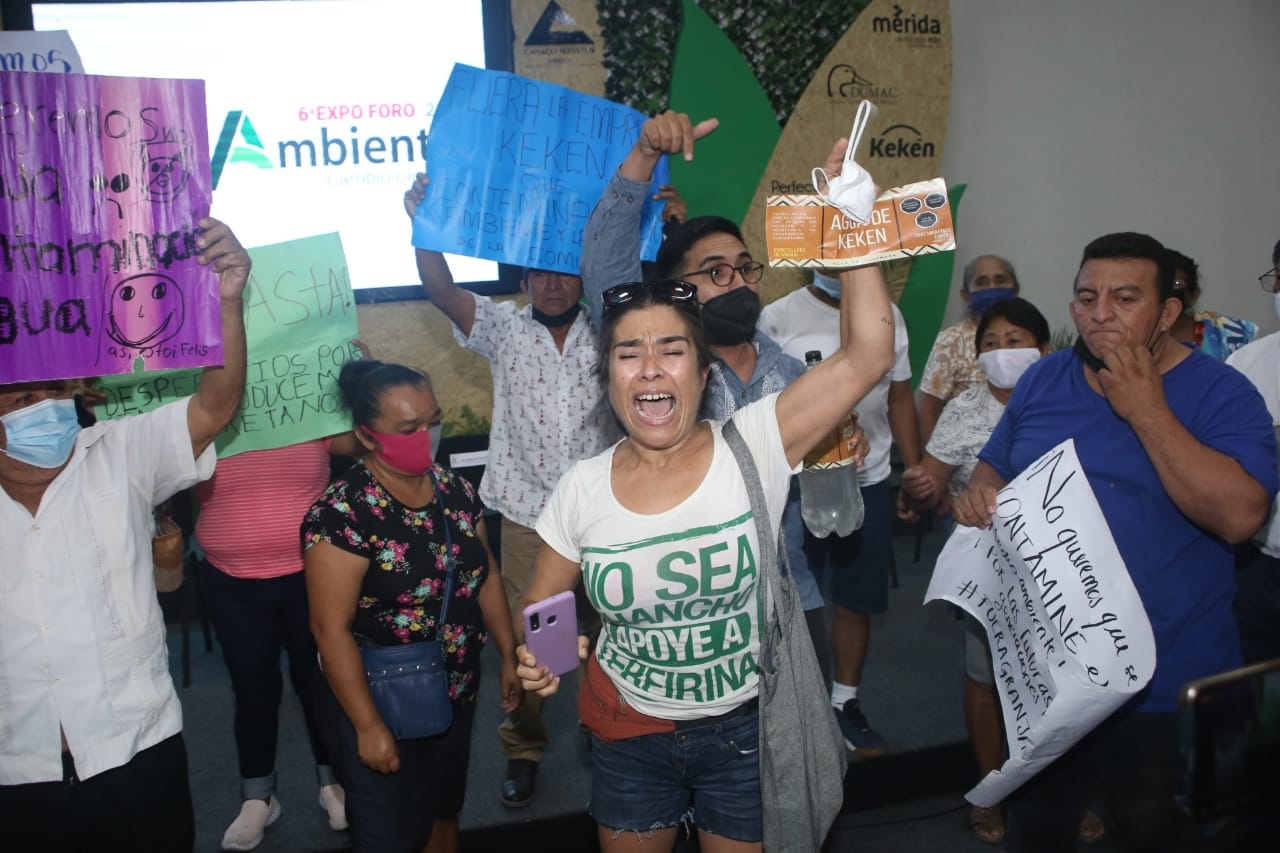 Con la manifestación, las autoridades que presidían el evento salieron del lugar, entre ellos Renán Barrera Concha y el representante de Kekén