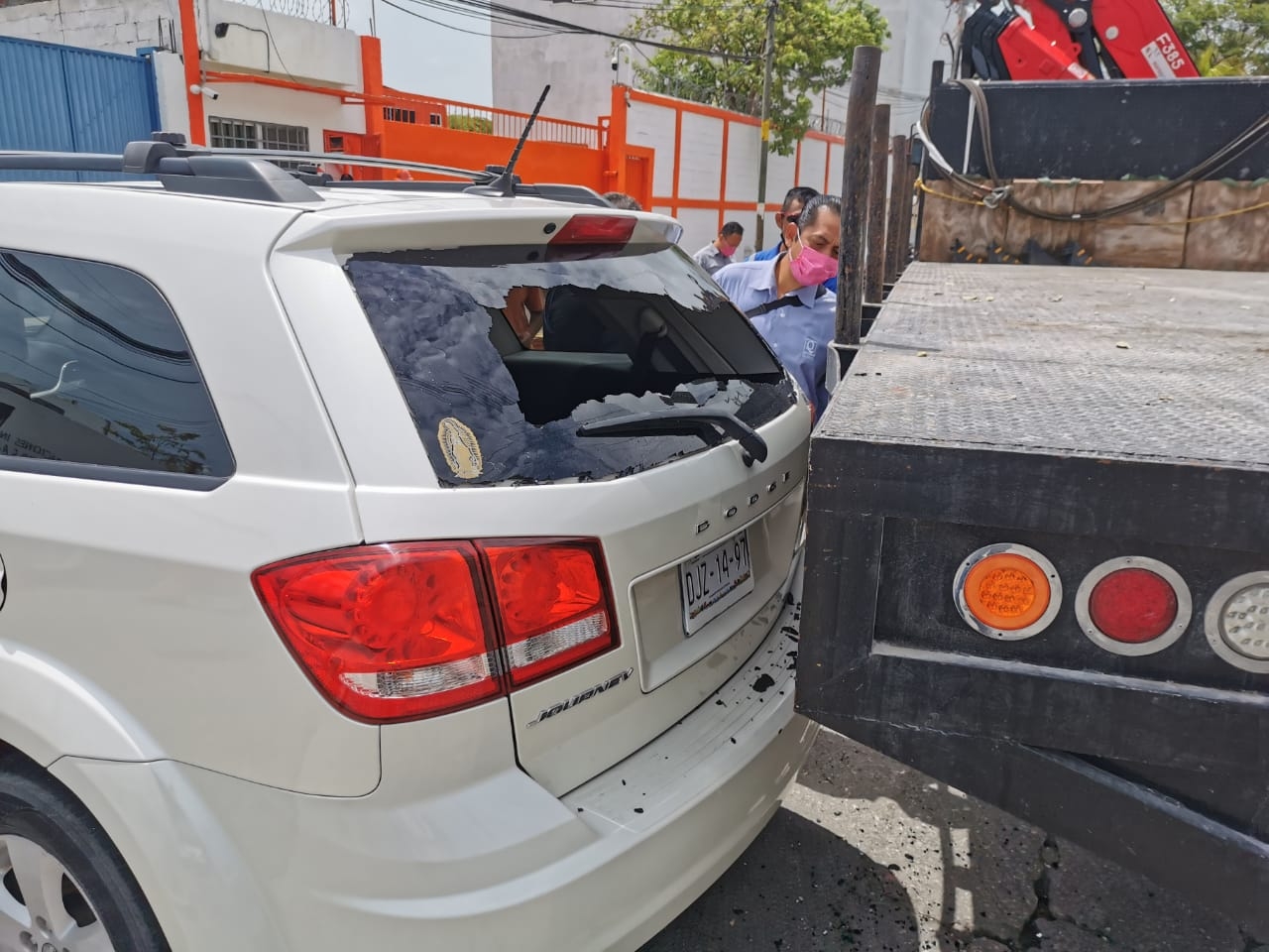 El vidrio trasero del vehículo terminó roto tras chocar