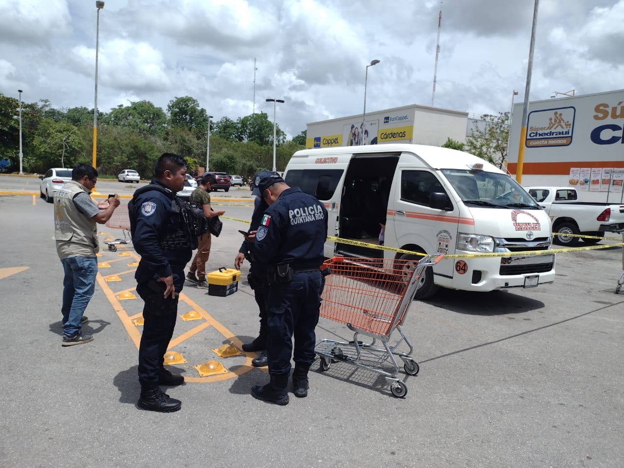 Policías acudieron hasta la tienda Chedraui en Carrillo Puerto para indagar sobre el robo perpetrado en el estacionamiento del sitio Policías acudieron hasta la tienda Chedraui en Carrillo Puerto para indagar sobre el robo perpetrado en el estacionamiento del sitio