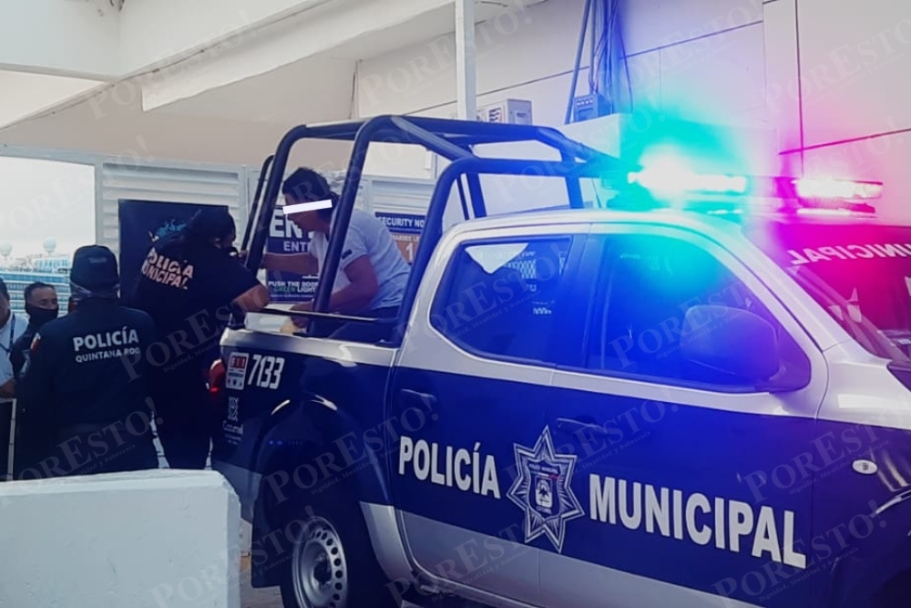 La mujer fue detenida en el Puerto de Cruceros de Punta Langosta en Cozumel luego de no querr pagar su consumo en el Bar ' No Mames'