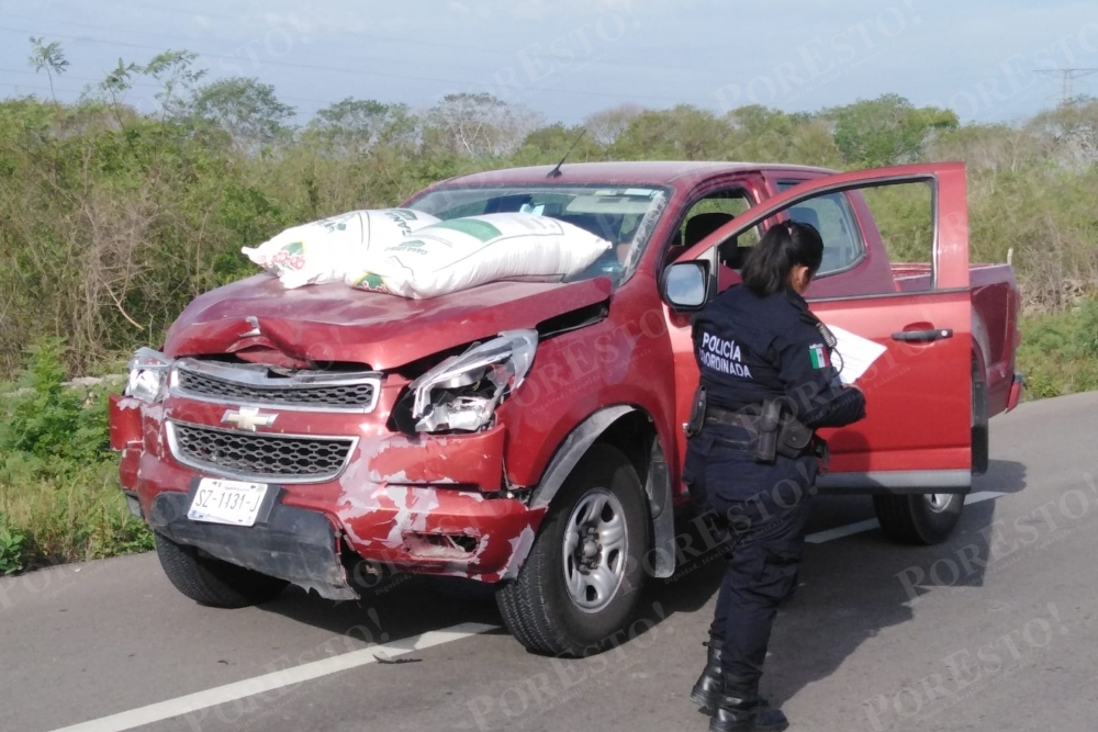 El automóvil del conductor extranjero resultó con daños en la parte frontal tras el choque en la carretera Mérida-Tizimín