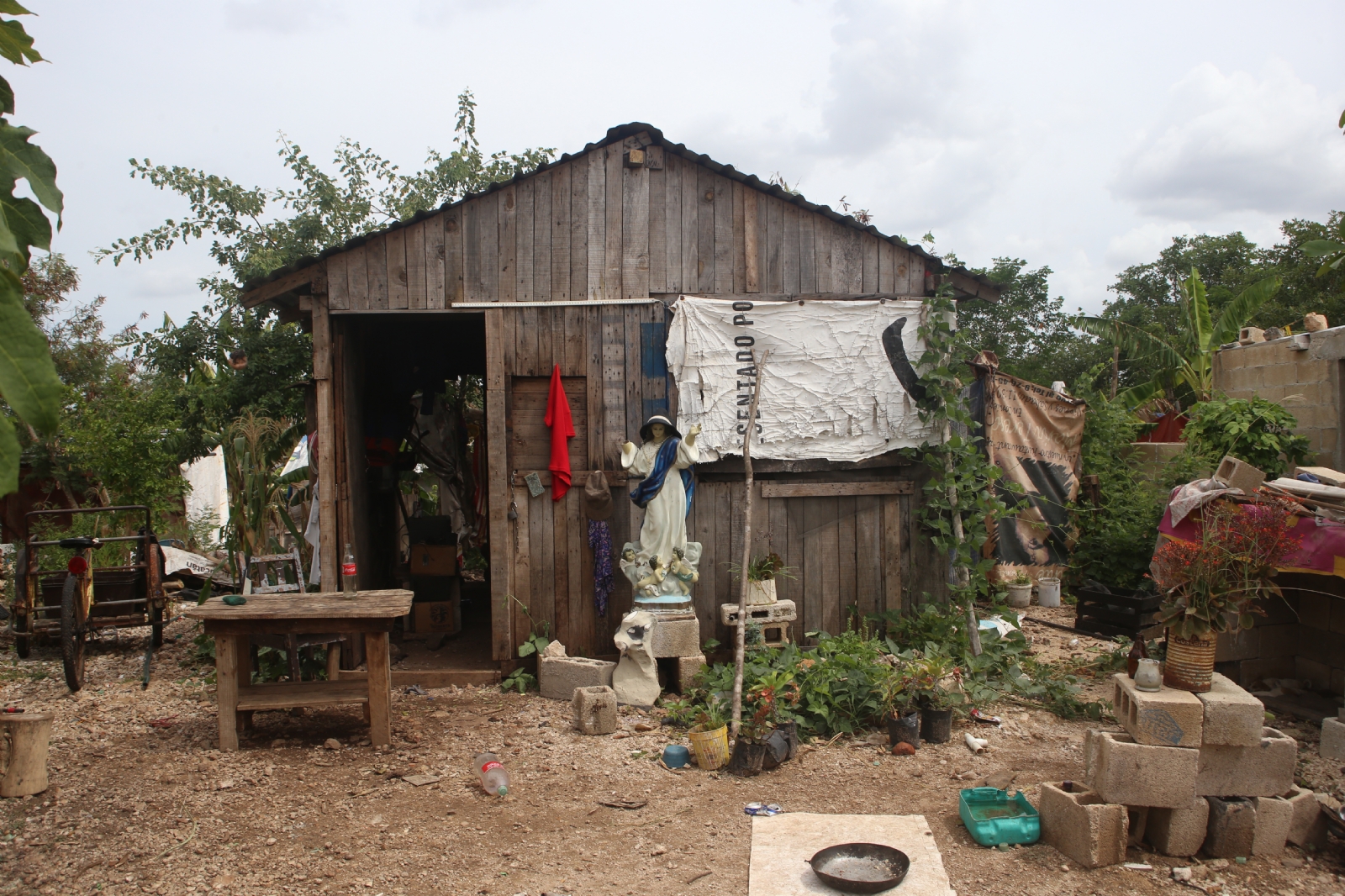Vecinos de la colonia Forjadores de Mérida niegan trámites de regularización del IVEY