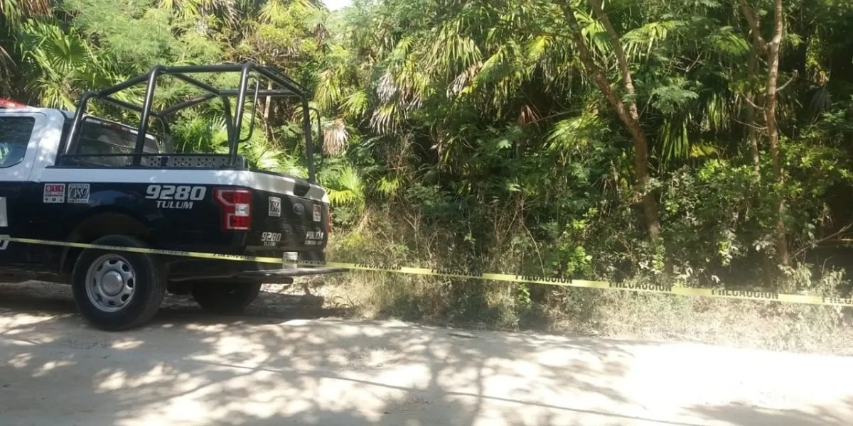 El cadáver fue encontrado a 200 metros de Aldea Tulum, en la carretera que va rumbo al municipio de Felipe Carrillo Puerto en Quintana Roo El cadáver fue encontrado a 200 metros de Aldea Tulum, en la carretera que va rumbo al municipio de Felipe Carrillo Puerto en Quintana Roo