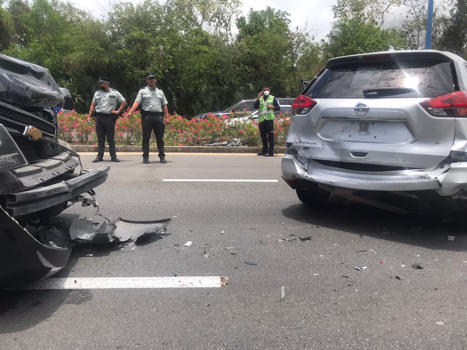 Uno de los accidentes viales ocurrió en la vía de entrada al aeropuerto de Cancún, donde se alentó la circulación de vehículos Uno de los accidentes viales ocurrió en la vía de entrada al aeropuerto de Cancún, donde se alentó la circulación de vehículos