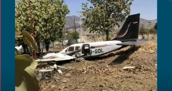 La avioneta en la que viajaba la alcaldesa de Tepic, Nayarit, quedó fuertemente dañada tras el aterrizaje forzoso