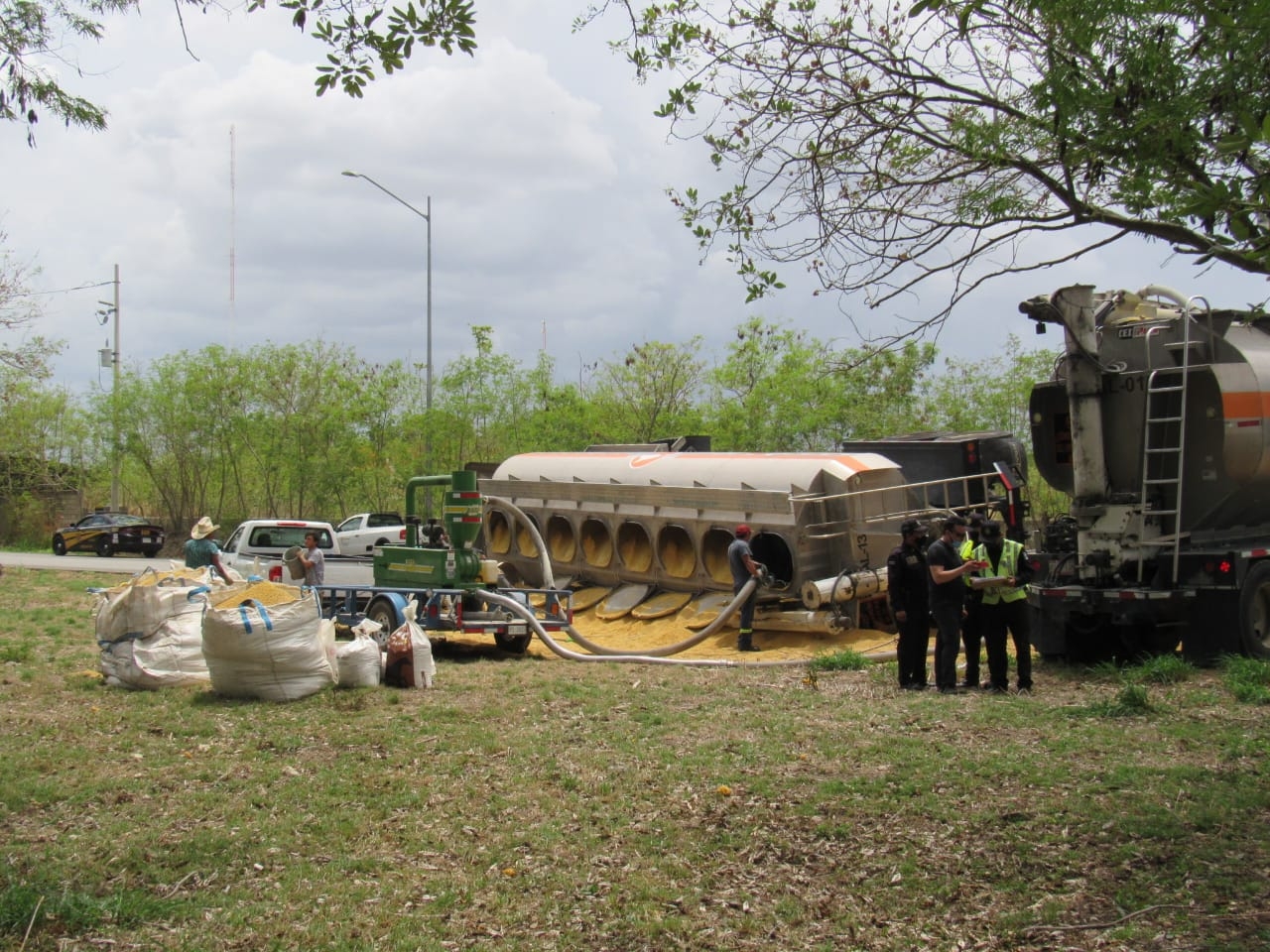 El alimento para cerdo terminó regado sobre la lateral de la carretera Mérida-Progreso El alimento para cerdo terminó regado sobre la lateral de la carretera Mérida-Progreso