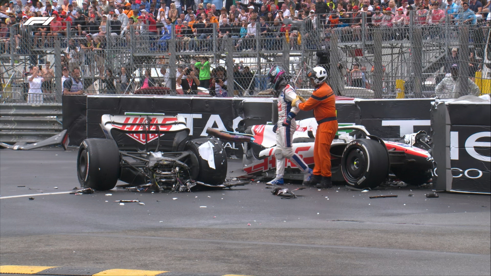 Afortunadamente, Mick salió de pie y a salvo tras este choque. Afortunadamente, Mick salió de pie y a salvo tras este choque.