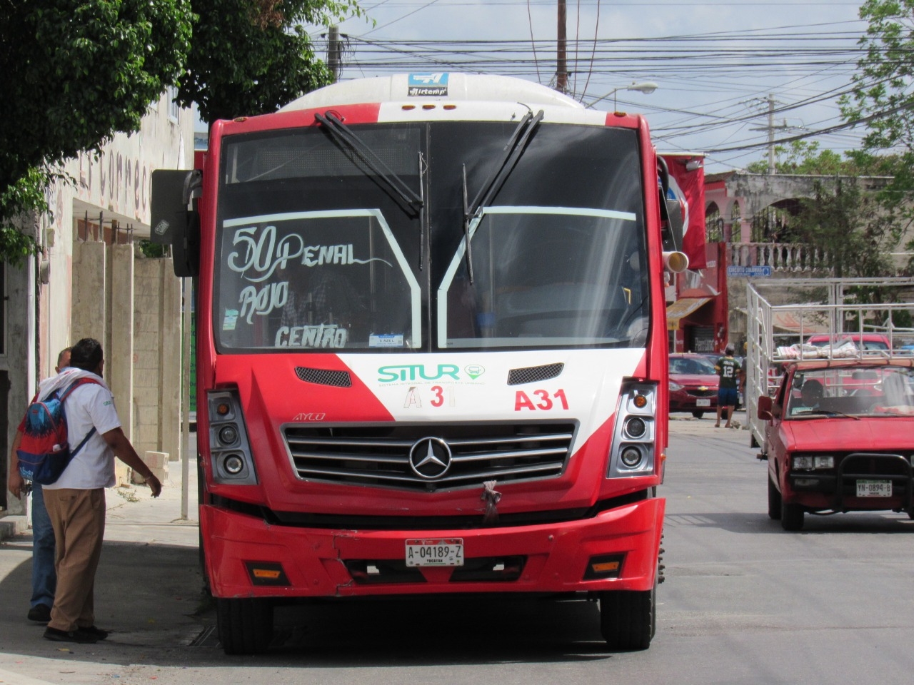 Un pasajero bajó de su asiento al chófer y lo recostó en el pasillo del autobús