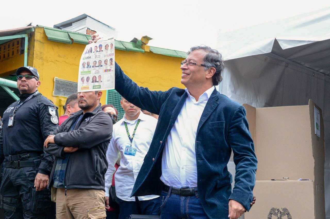 Gustavo Petro al momento de emitir su voto. Foto: Twitter