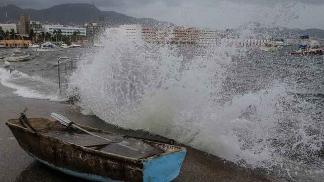 El huracán Agatha golpea las costas de Oaxaca este domingo. Foto: Especial