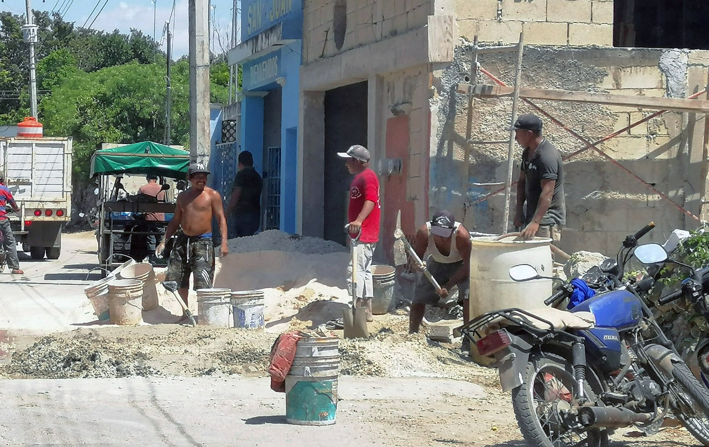 Por la fecha, los albañiles de Yucatán ponen altares en honor a la Santa Cruz en los lugares donde laboran Por la fecha, los albañiles de Yucatán ponen altares en honor a la Santa Cruz en los lugares donde laboran
