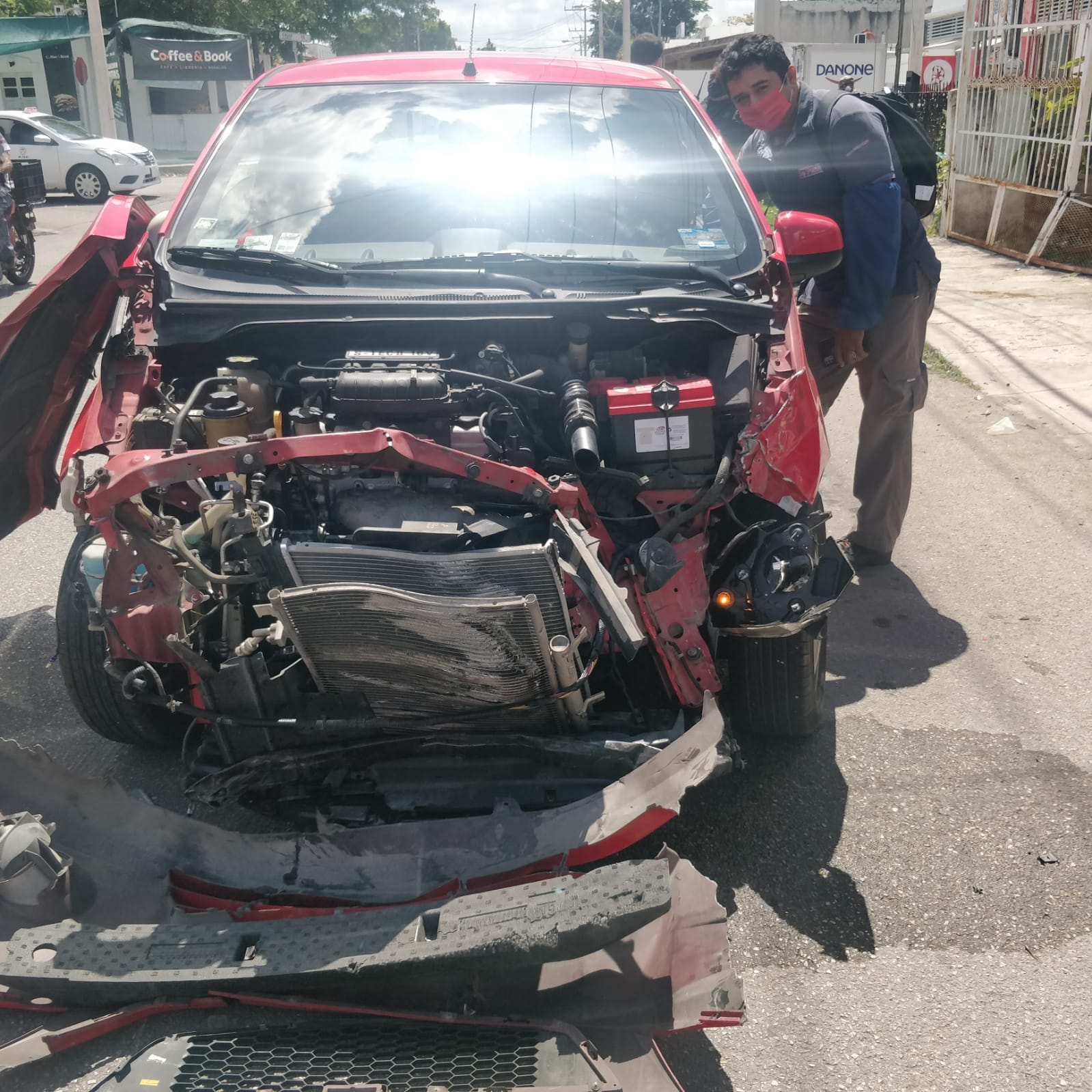 La parte frontal del vehículo terminó en pedazos después de chocar en Mérida La parte frontal del vehículo terminó en pedazos después de chocar en Mérida