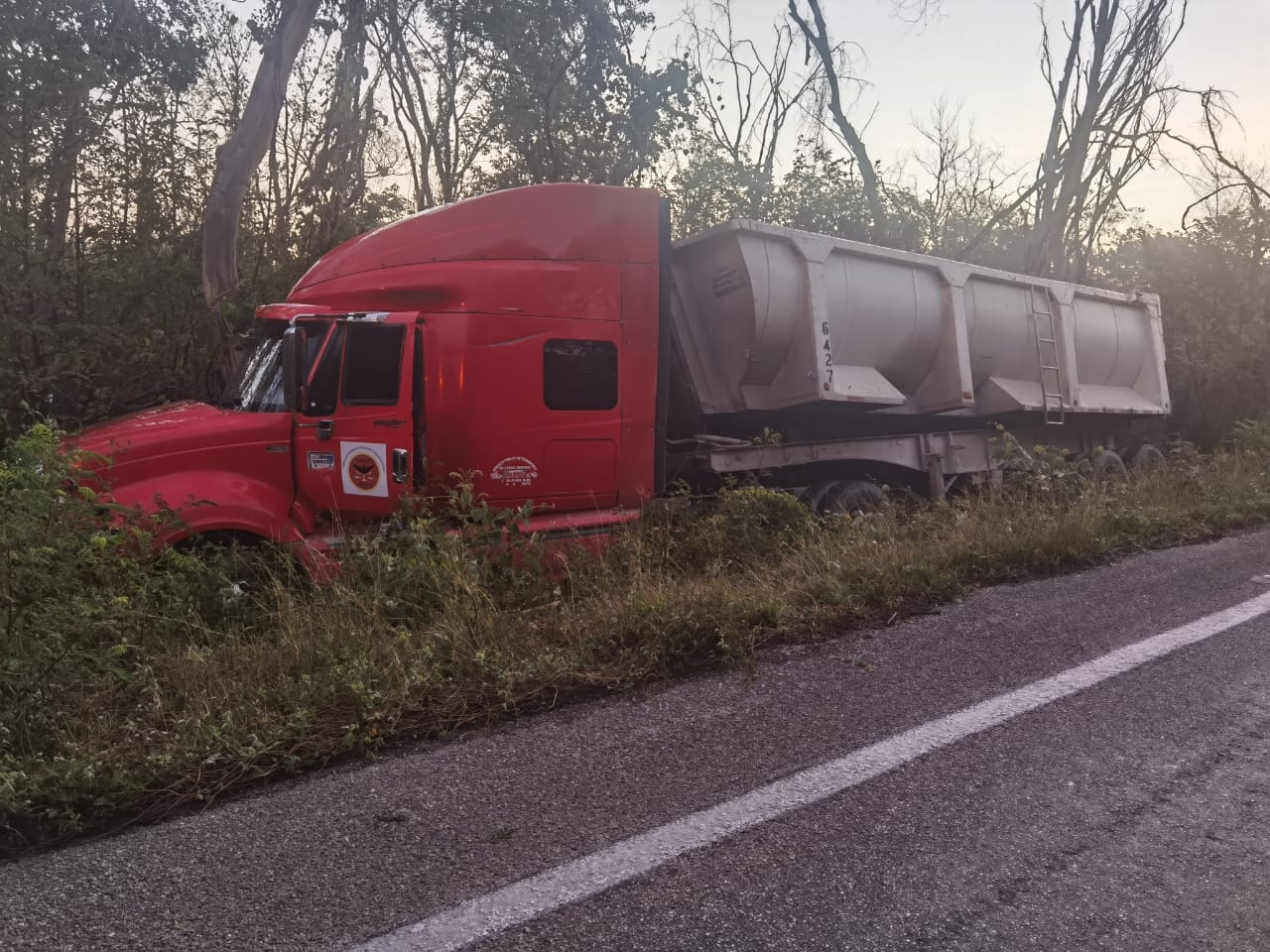 Tras perder el control del volante, volquete termina fuera de la carretera Mérida-Cancún