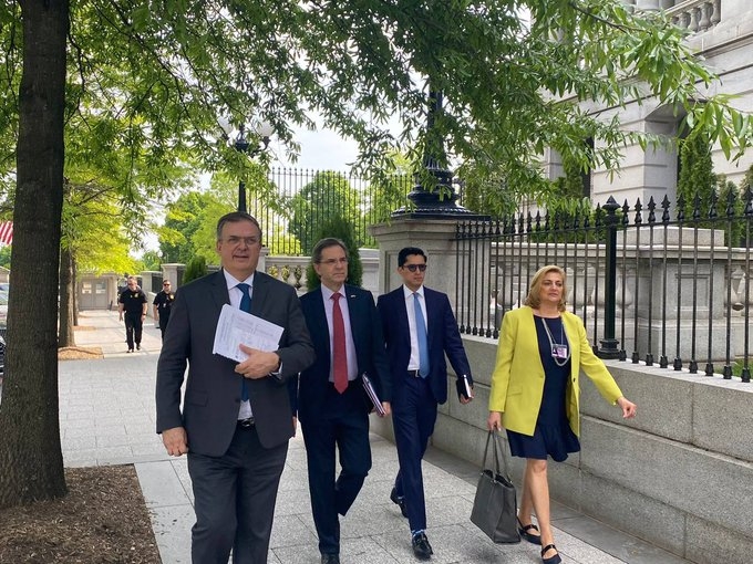 Marcelo Ebrard, acompañado del embajador Esteban Moctezuma en la Casa Blanca. Foto: @m_ebrard