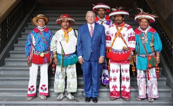 AMLO se reunió con autoridades de la comunidad wixárika AMLO se reunió con autoridades de la comunidad wixárika