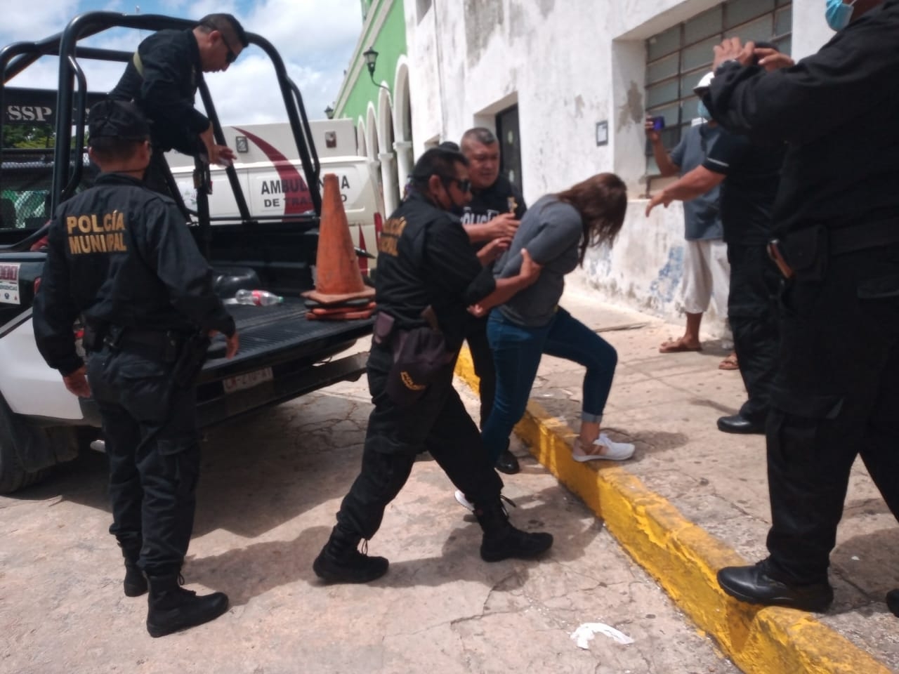 Tras ser liberados, elementos de la policía mantendrán vigilancia de la pareja