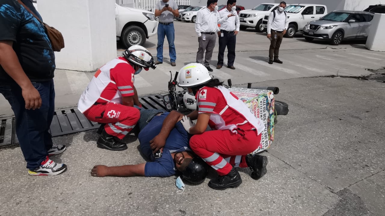El motociclista rodó varios metros contra el pavimento El motociclista rodó varios metros contra el pavimento
