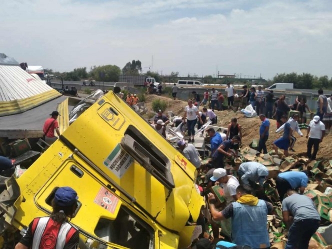 Tráiler con cajas de cerveza vuelca en Edomex; vecinos se llevan el producto