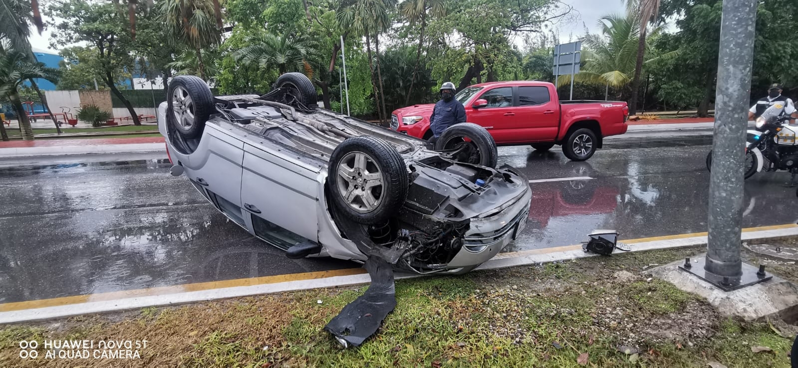 El automóvil del conductor yucateco terminó con daños considerables en la parte frontal tras el choque y la volcadura en la Zona Hotelera de Cancún