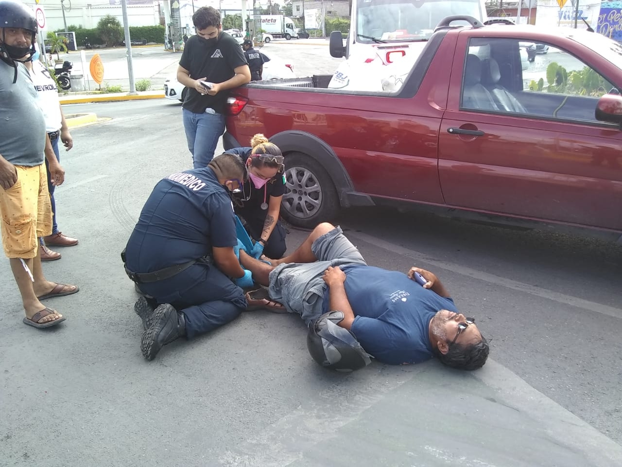 El hombre quedó tirado en el pavimento mientras era auxiliado por personal de la SSP