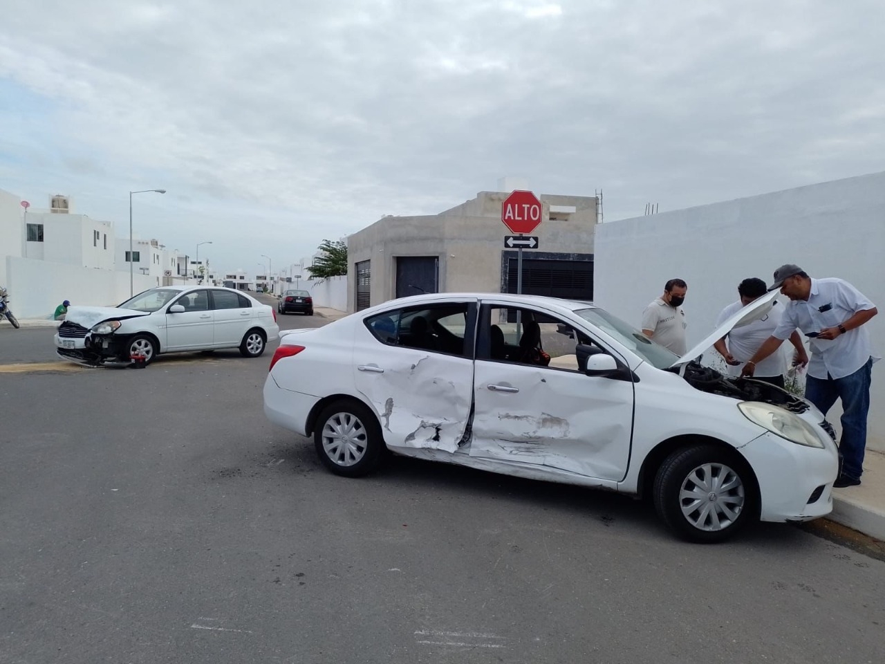 El automóvil Versa chocó contra un Attitude en la calle 126 A del fraccionamiento los Héroes
