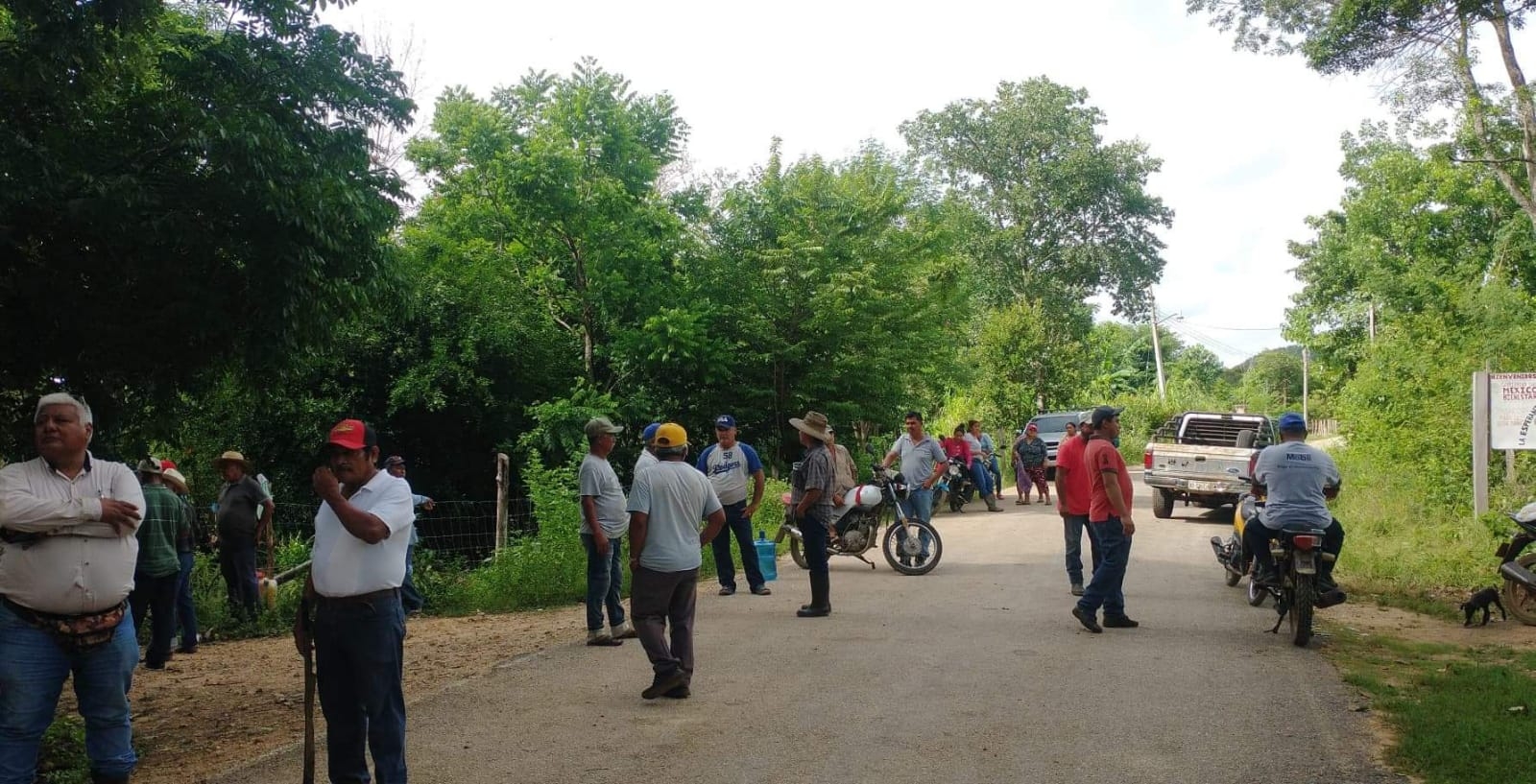 Esta mañana, habitantes de Lázaro Cárdenas, comunidad de Champotón, bloquearon el acceso a Grupo Carso Esta mañana, habitantes de Lázaro Cárdenas, comunidad de Champotón, bloquearon el acceso a Grupo Carso