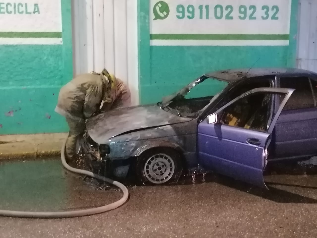 El auto fue consumido por las llamas por un cortocircuito El auto fue consumido por las llamas por un cortocircuito