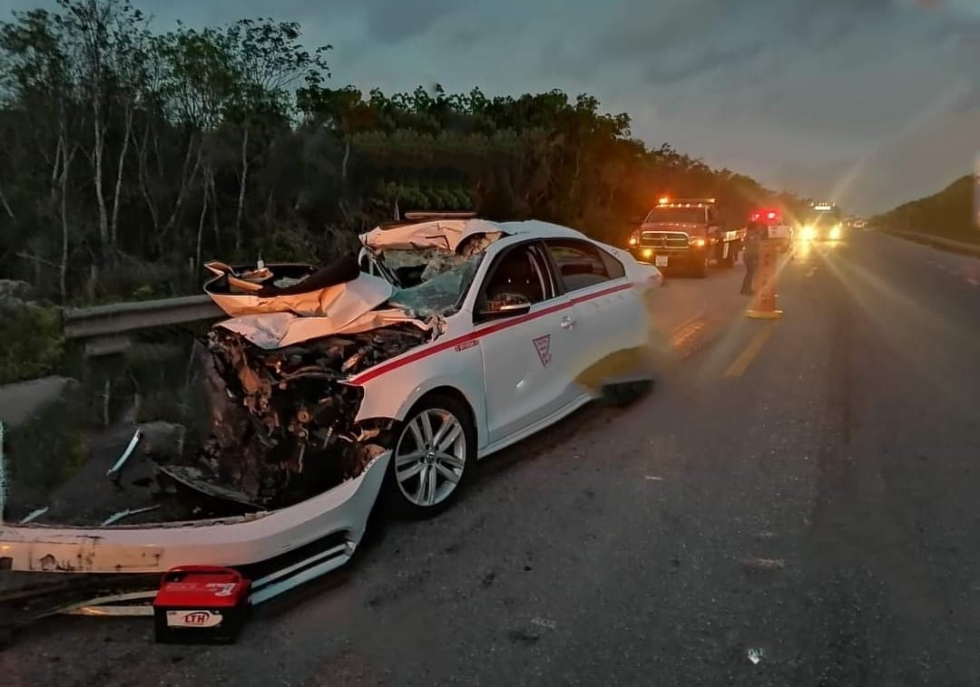 El taxi fue reportado como pérdida total y se busca a su chofer; mientras fue remolcado por una grúa para desbloquear el carril en Tulum El taxi fue reportado como pérdida total y se busca a su chofer; mientras fue remolcado por una grúa para desbloquear el carril en Tulum
