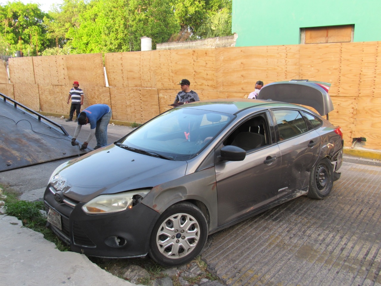 El automóvil obstruyó el paso por varias horas El automóvil obstruyó el paso por varias horas