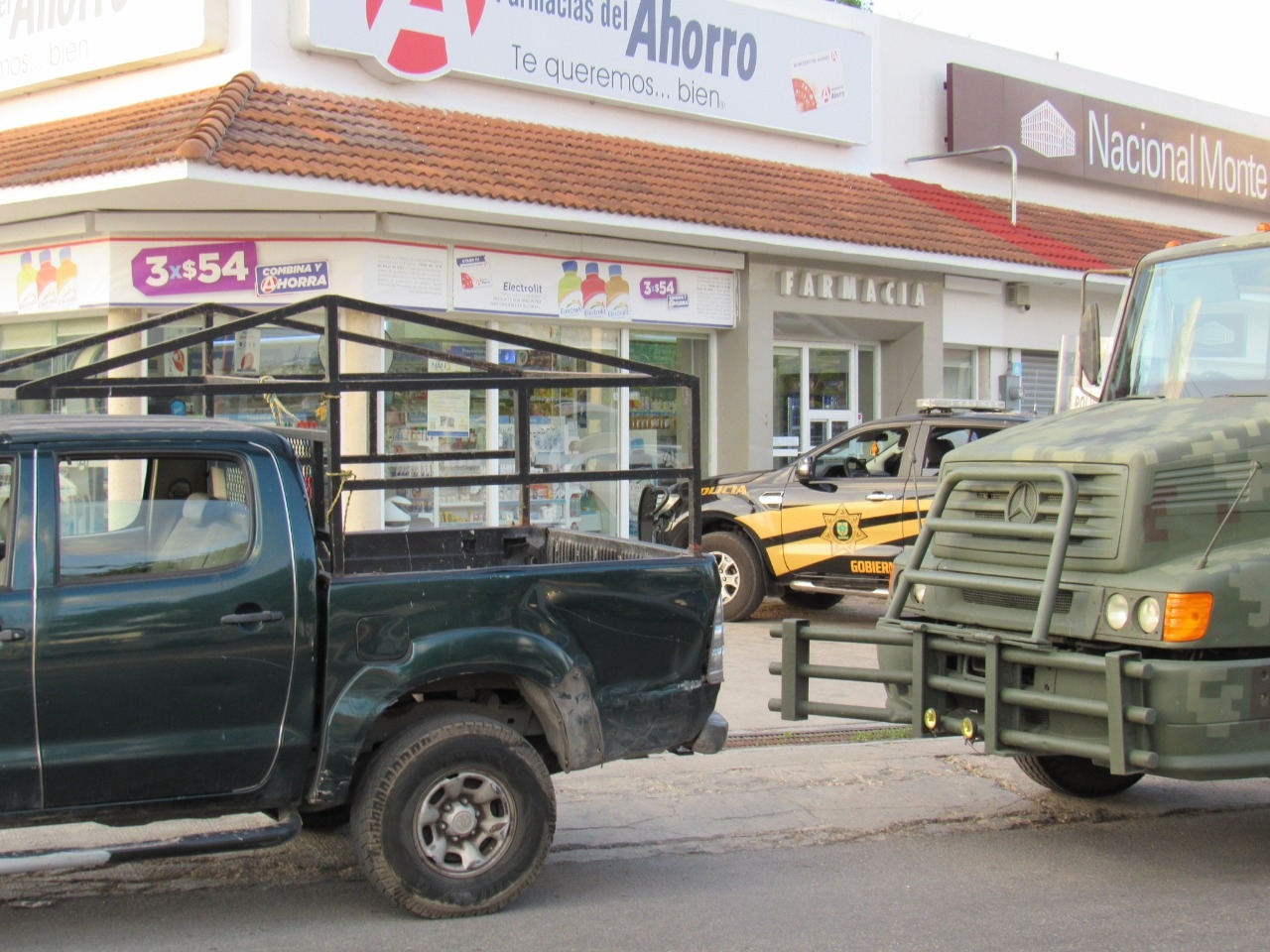 Debido al impacto, la defensa del camión quedó doblada