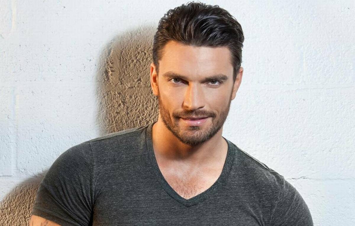 Julián Gil menciona que el cáncer lo pudo haber obtenido por sus excesos al exponerse tanto a los rayos de sol