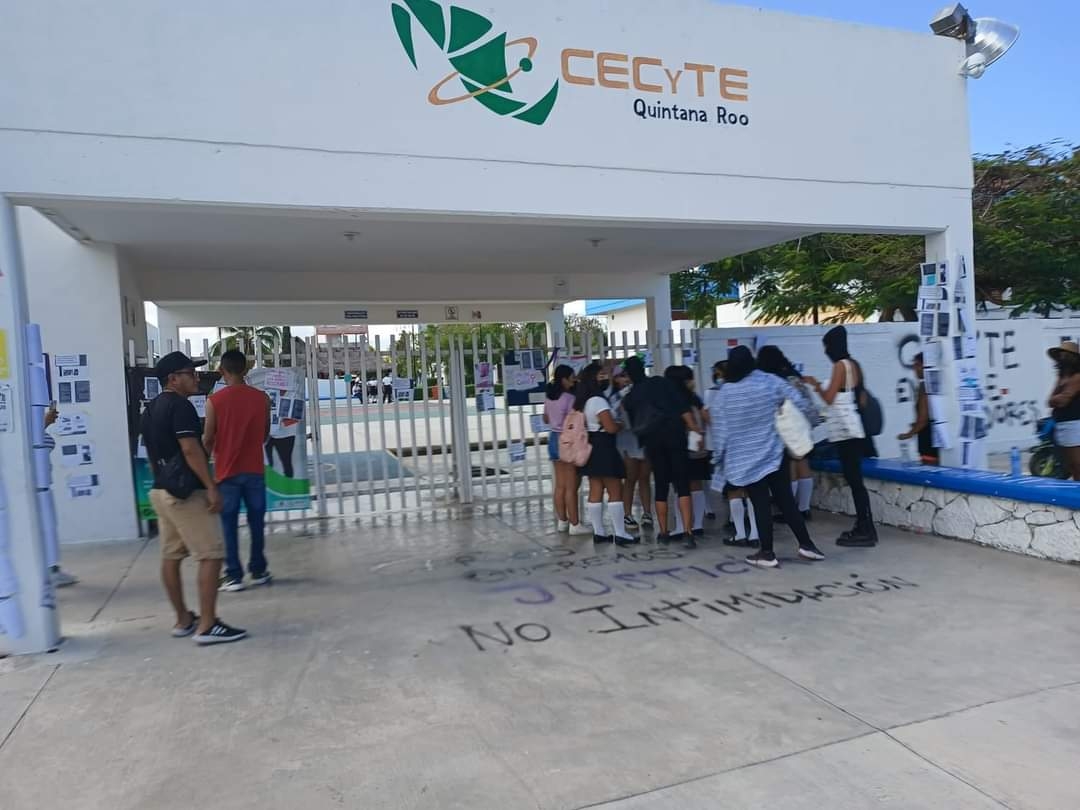 Directivos del Cecyte en Tulum obligaron a alumnos a pintar las bardas donde las denunciantes escribieron frases acusadoras contra la institución