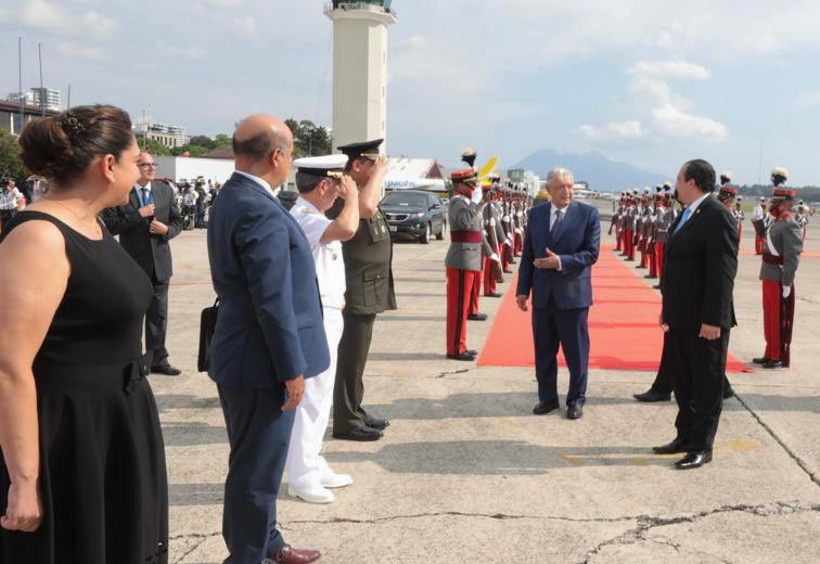 AMLO se presentó y saludó a la comitiva del Gobierno de Guatemala a su llegada a aquél país