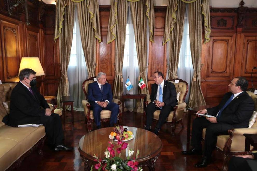 El canciller Ebrard y el presidente López Obrador harán juntos la gira por Centroamérica y Cuba. Foto: @m_ebrard