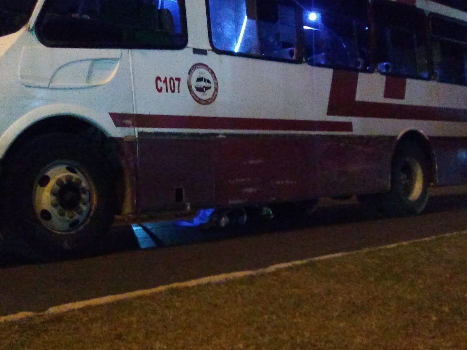 El hombre quedó debajo del autobús