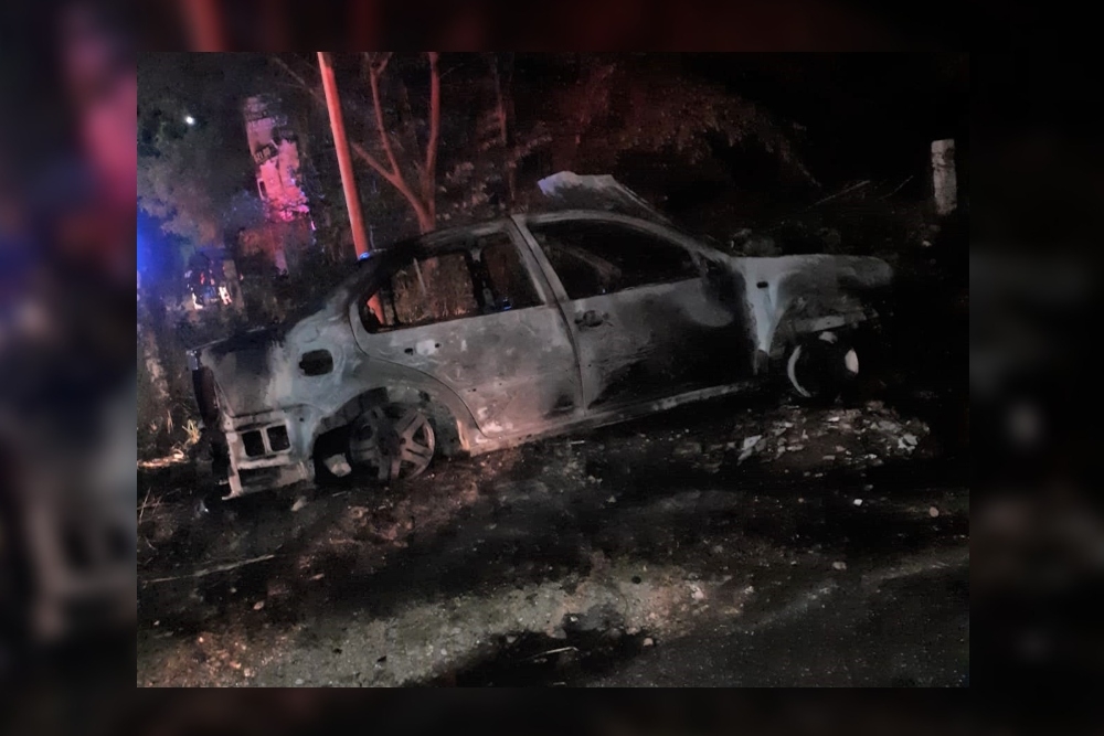 El automóvil, un Volkswagen Jetta, fue consumido por el fuego, y el sitio del incendio en Chetumal fue acordonado para evitar accidentes El automóvil, un Volkswagen Jetta, fue consumido por el fuego, y el sitio del incendio en Chetumal fue acordonado para evitar accidentes