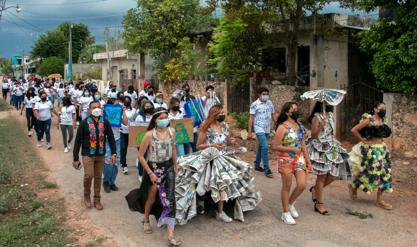 Jóvenes de Maní, Yucatán, elaboraron atuendos a base de material reciclado