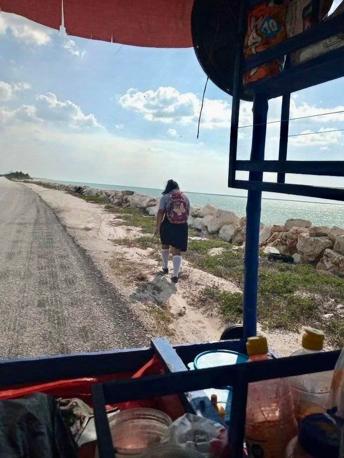 Ciudadanos reportaron a una estudiante con uniforme del Conalep mientras caminaba sola por la carretera Isla Aguada-Sabancuy