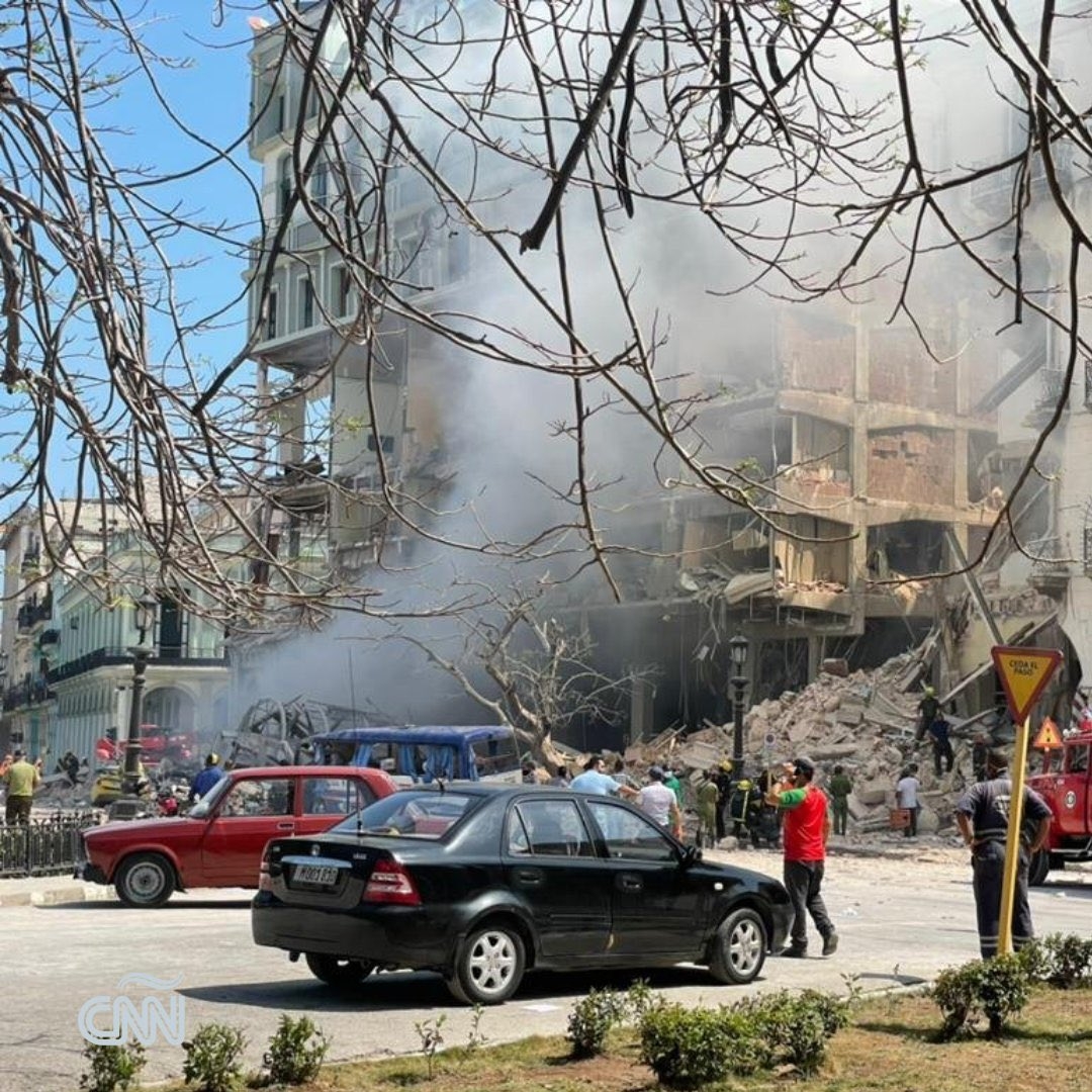 Equipos de emergencia, bomberos y militares se han desplazado hasta el lugar de los hechos. Muchos curiosos se han congregado asimismo en los alrededores del edificio.