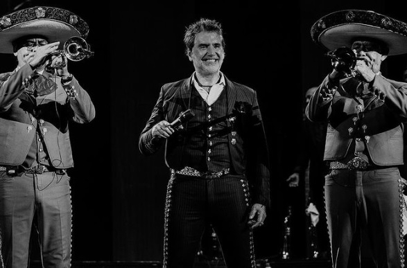 Por cerca de dos horas, los seguidores de Alejandro Fernández corearon sus más grandes éxitos