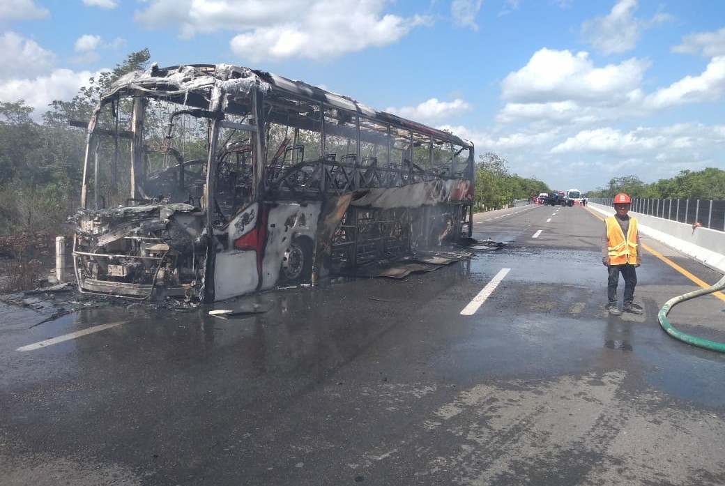 El camión de ADO fue consumido por el fuego El camión de ADO fue consumido por el fuego