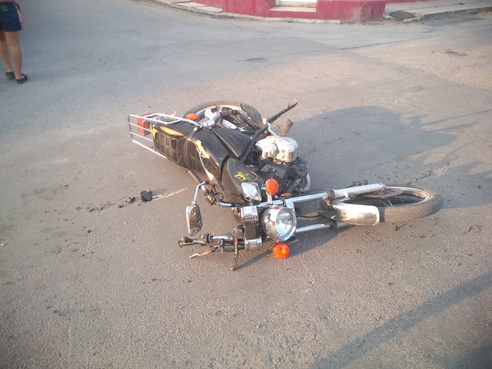 La motocicleta del hombre atropellado terminó tirada en la calle en Chocholá La motocicleta del hombre atropellado terminó tirada en la calle en Chocholá