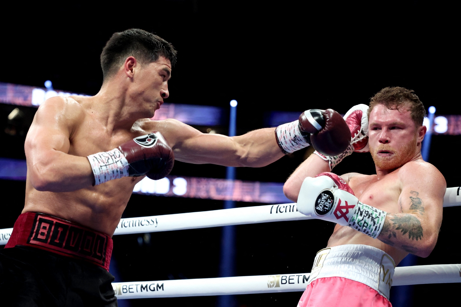 ¡Histórico! Canelo Álvarez pierde contra el Ruso Dmitry Bivol que casi lo deja en la lona