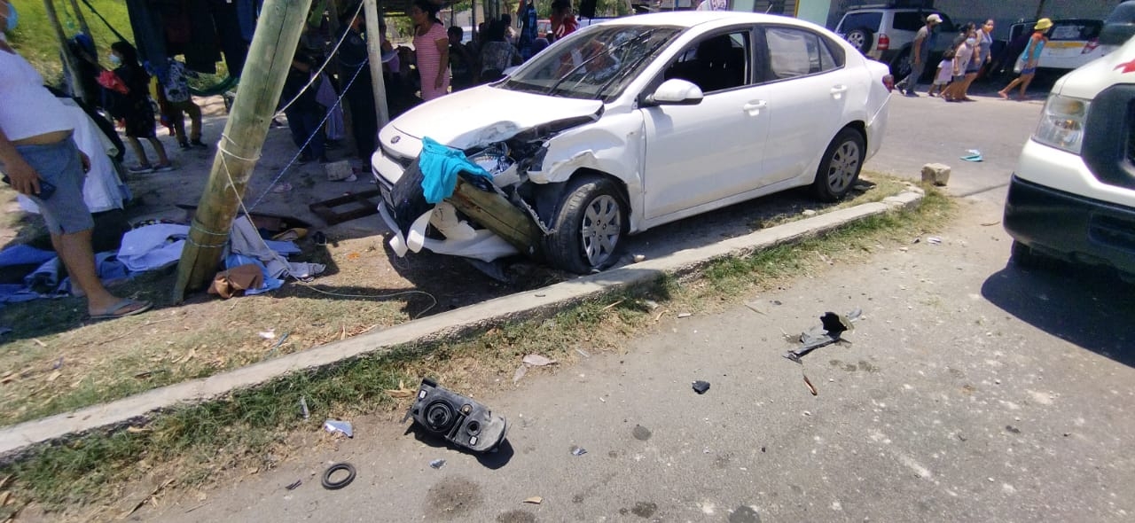 El accidente dejó varios daños materiales