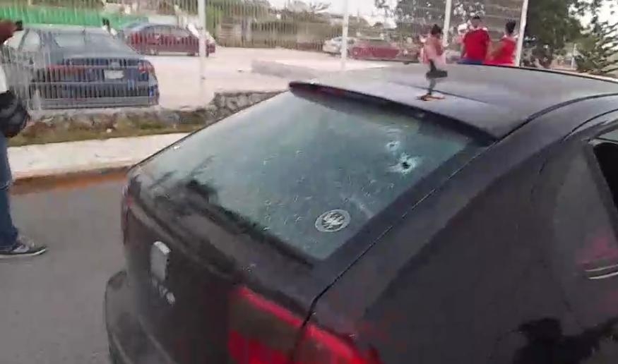 El automóvil quedó con varios agujeros de bala
