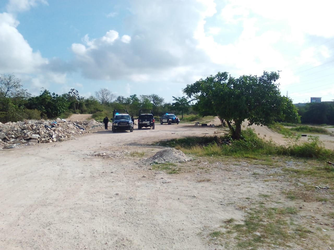 Las unidades de la Policía de Playa del Carmen se desplegaron en la zona del hallazgo de presuntos restos de una persona cerca de la carretera a Tulum