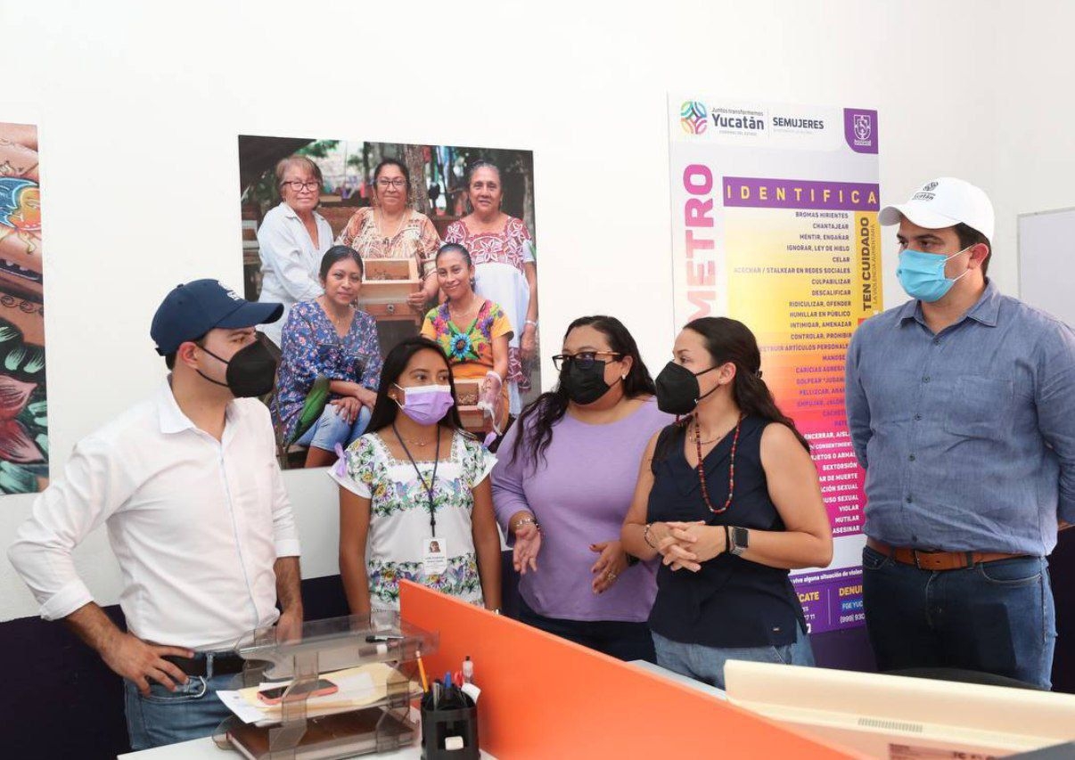 El mandatario firmó el compromiso de que en todos los municipios se atienda a la mujeres a través de un instituto en noviembre del 2021