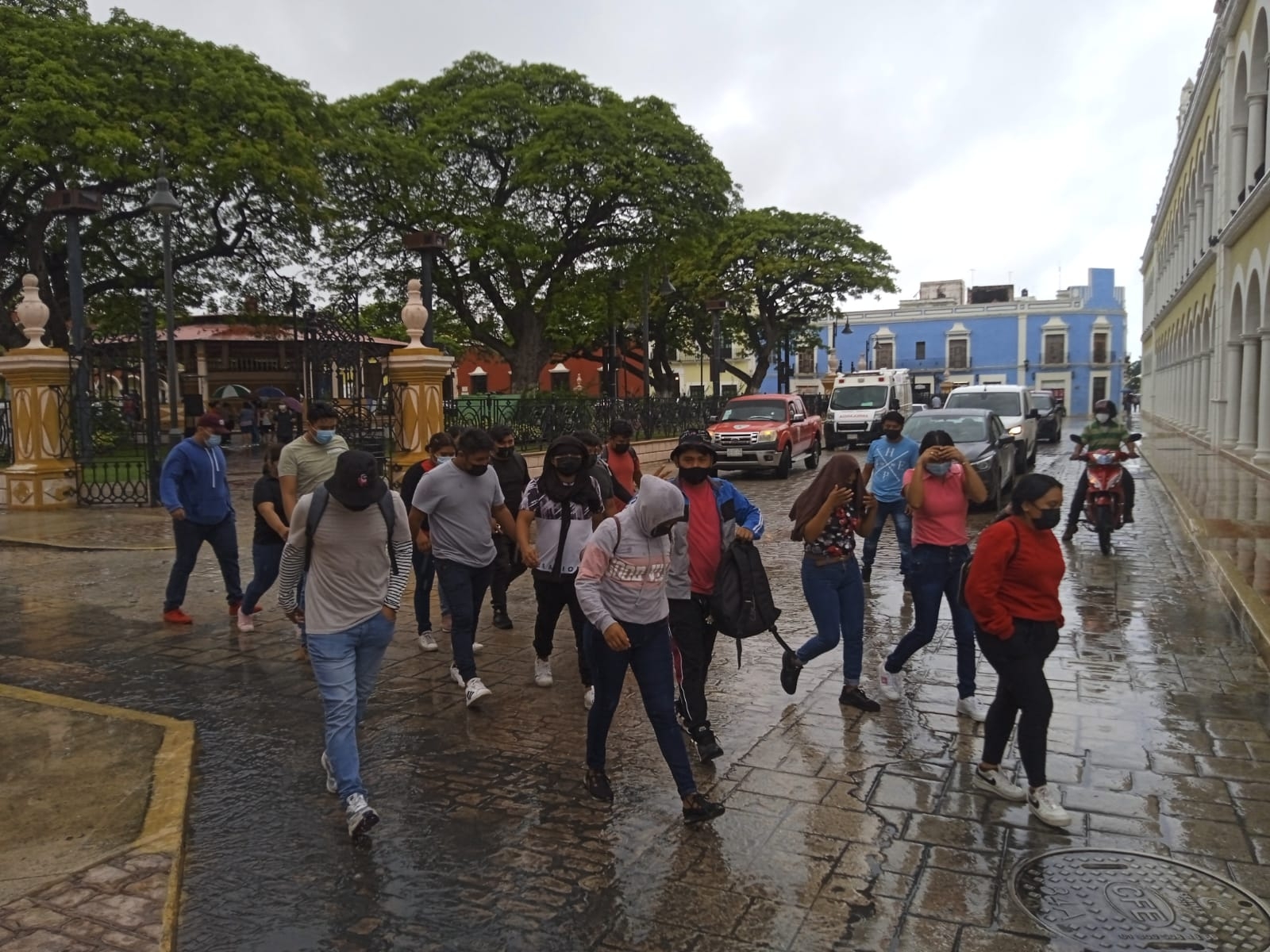 El lunes bloquearon la carretera federal con piedras, maderas neumáticos encendido